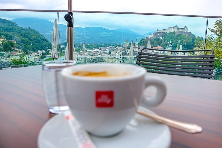 Kaffeetasse und Teller auf Tisch mit schöner Aussicht auf Festung im Hintergrund
