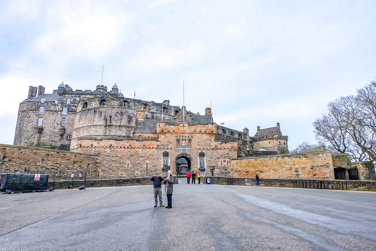 Mittelalterliche Burg von Edinburgh mit Menschen davor.