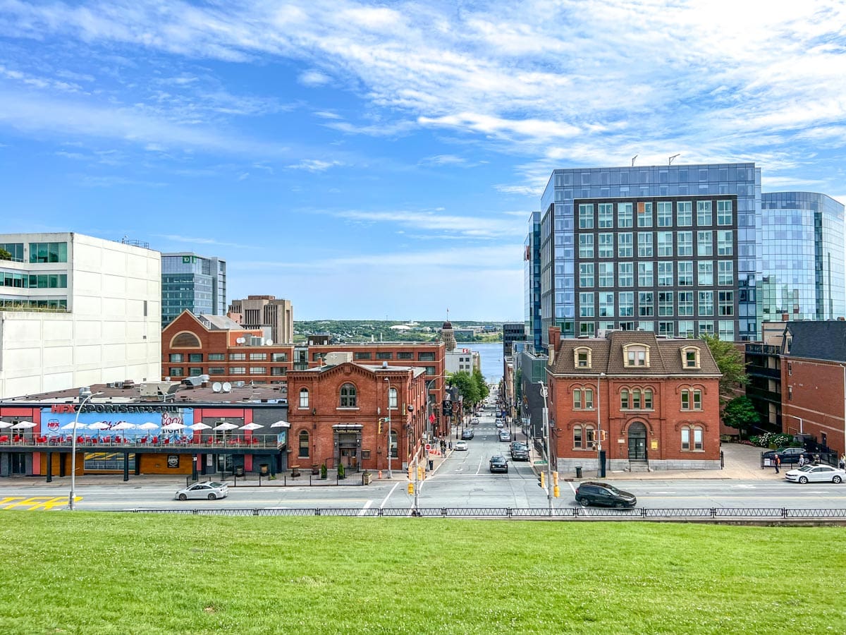 Glas- und Backsteingebäude mit einer belebten Straße dazwischen in der Innenstadt von Halifax.