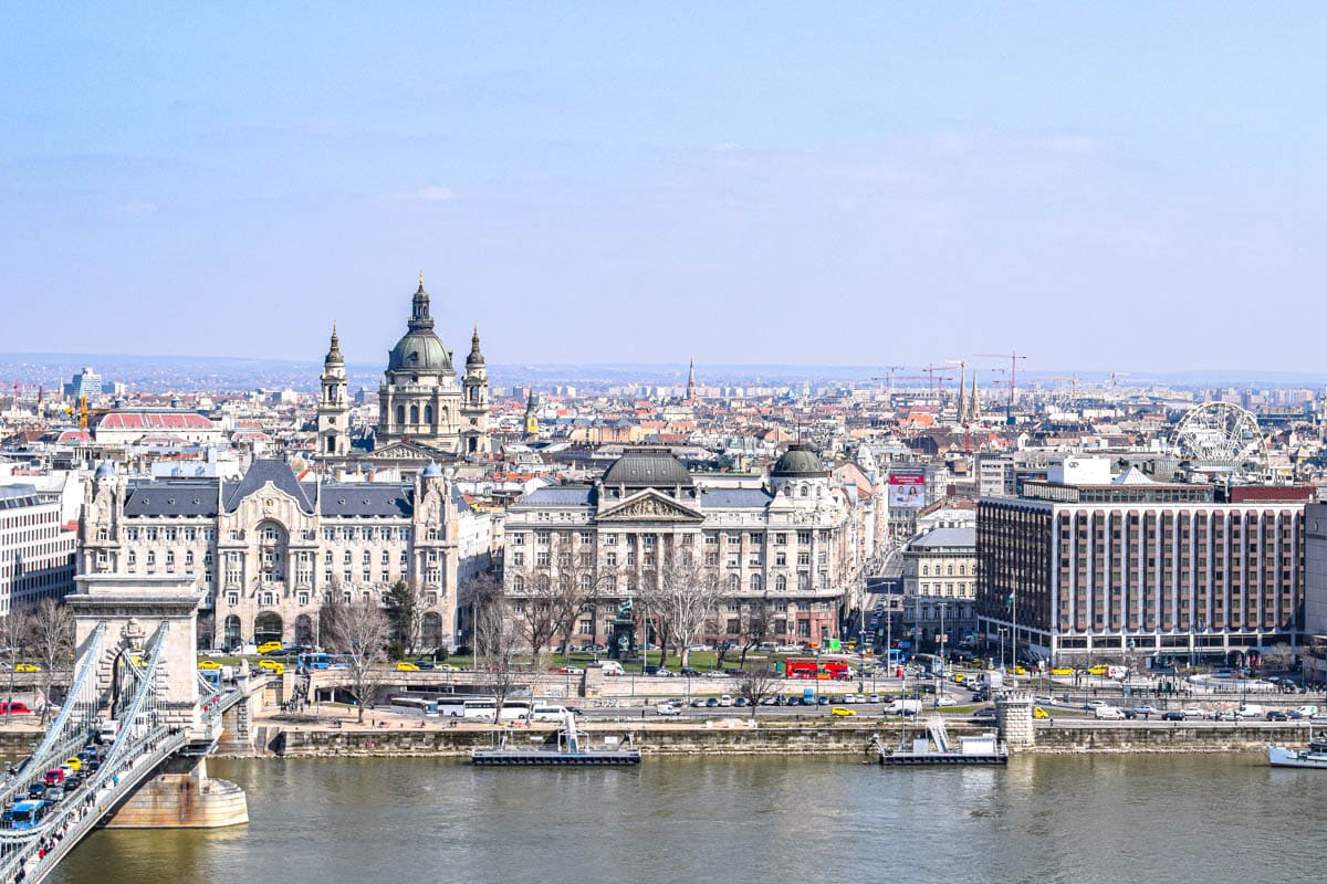Blick auf Gebäude im Stadtzentrum von Budapest mit St.-Stephans-Basilika in der Mitte.